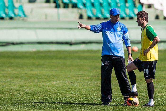Técnico Marquinhos Santos orienta Lincoln, que tem a mesma idade dele, 34 anos, em treino do Coxa | Bruno Covello / Gazeta do Povo