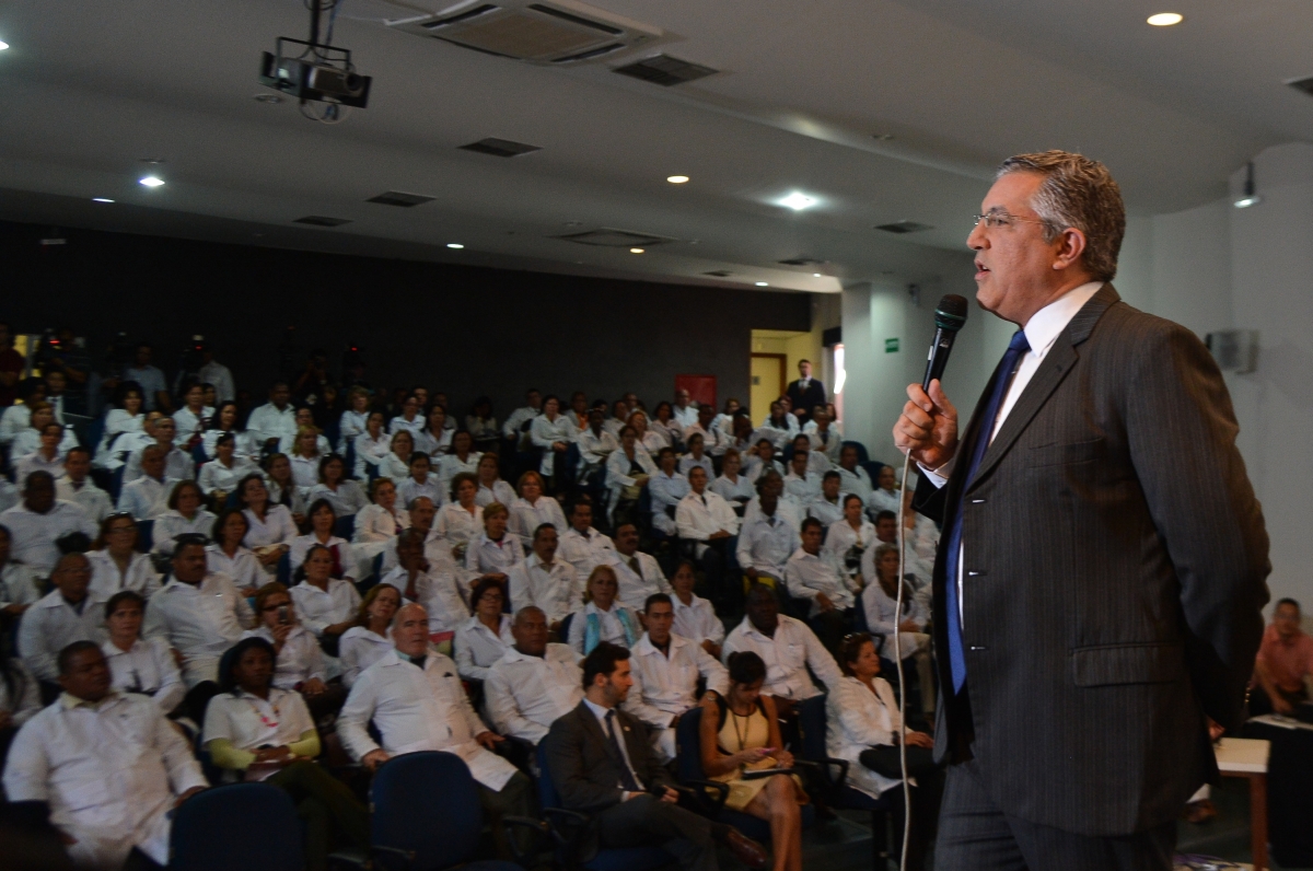 Alexandre Padilha fala aos médicos estrangeiros que passarão por treinamento para atuar no Brasil | Agência Brasil/Elza Fiuza