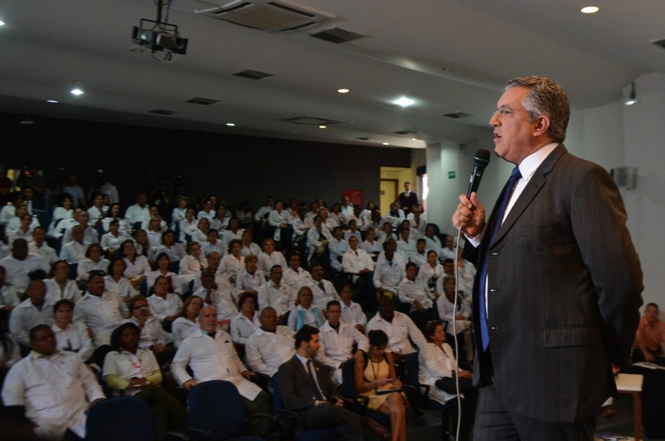 Alexandre Padilha fala aos médicos estrangeiros que passarão por treinamento para atuar no Brasil | Agência Brasil/Elza Fiuza