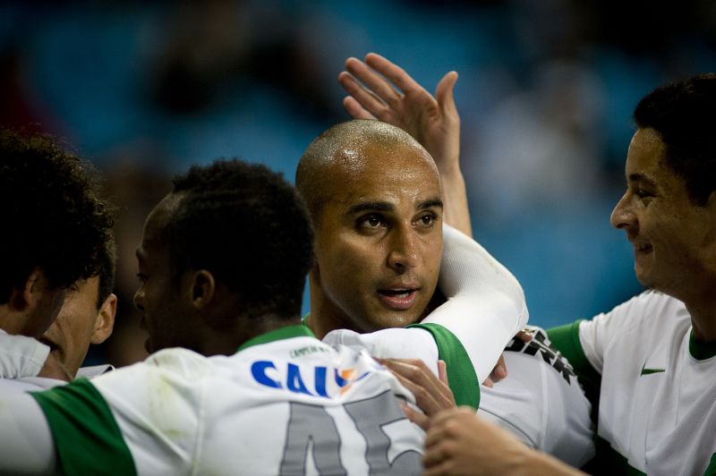 Deivid comemora com os companheiros o gol que garantiu o fim do jejum de vitórias do Coxa longe do Couto | Ramiro Furquim/AGIF /Folhapress