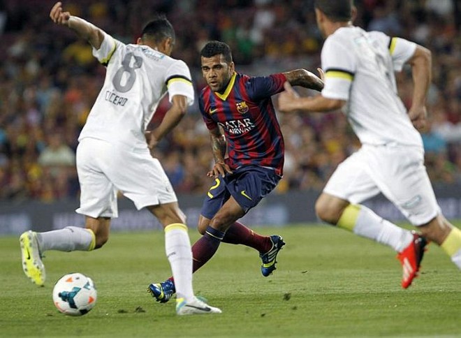 Daniel Alves tenta passar pela marcação do Santos |
