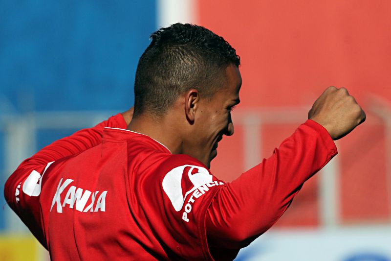 Tiago Silva, lateral-esquerdo estreante, pede para a torcida encher o estádio | Walter Alves/ Gazeta do Povo