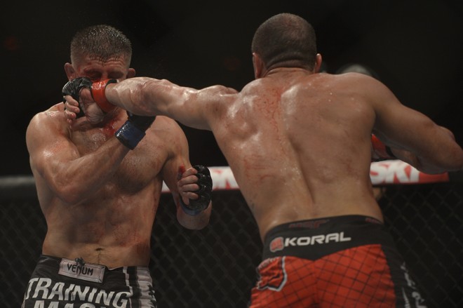 Thales Leites (de costas) venceu por decisão em seu retorno ao UFC |