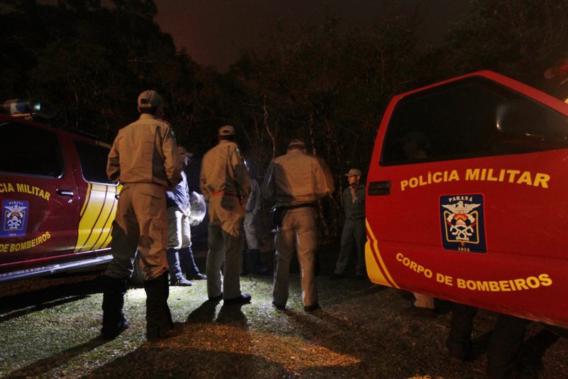 Na noite de ontem, bombeiros ainda tentavam conter o fogo | Daniel Castellano/ Gazeta do Povo