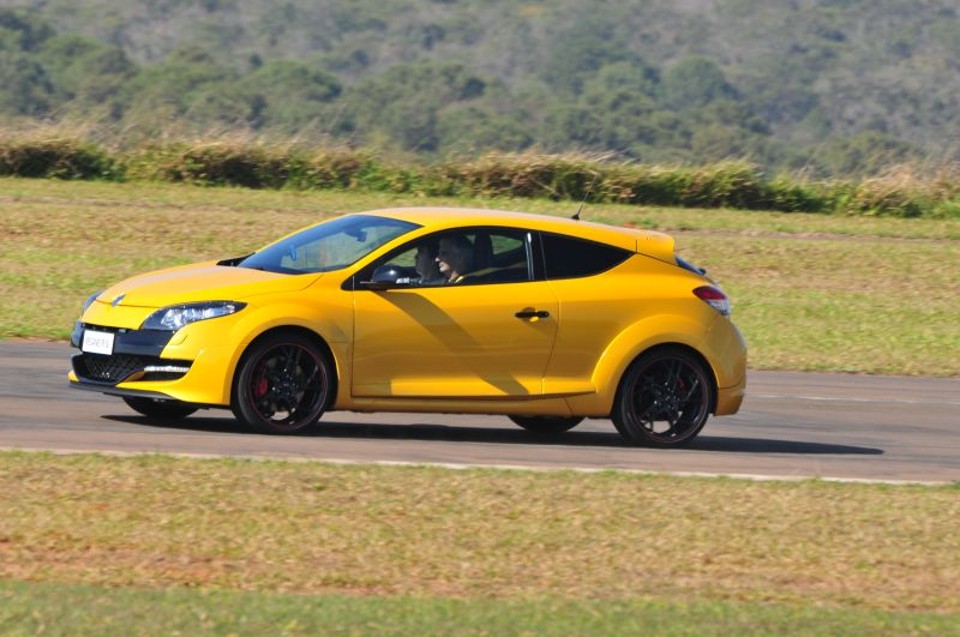 Com 1.387 quilos, o Mégane RS acelera de 0 a 100 km/h em seis segundos e atinge a velocidade máxima de 254 km/h, limitada eletronicamente | Fotos: Oswaldo Luiz Palermo