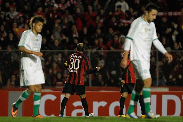 Jogadores do Palmeiras deixam o gramado da Vila Capanema cabisbaixos após a derrota para o Atlético | Henry Milléo / Gazeta do Povo
