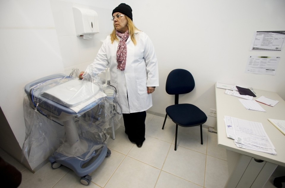 Rosi Leal mostra o ecógrafo no plástico em Itaperuçu: salário de R$ 10 mil não seduziu médicos | André Rodrigues/Gazeta do Povo