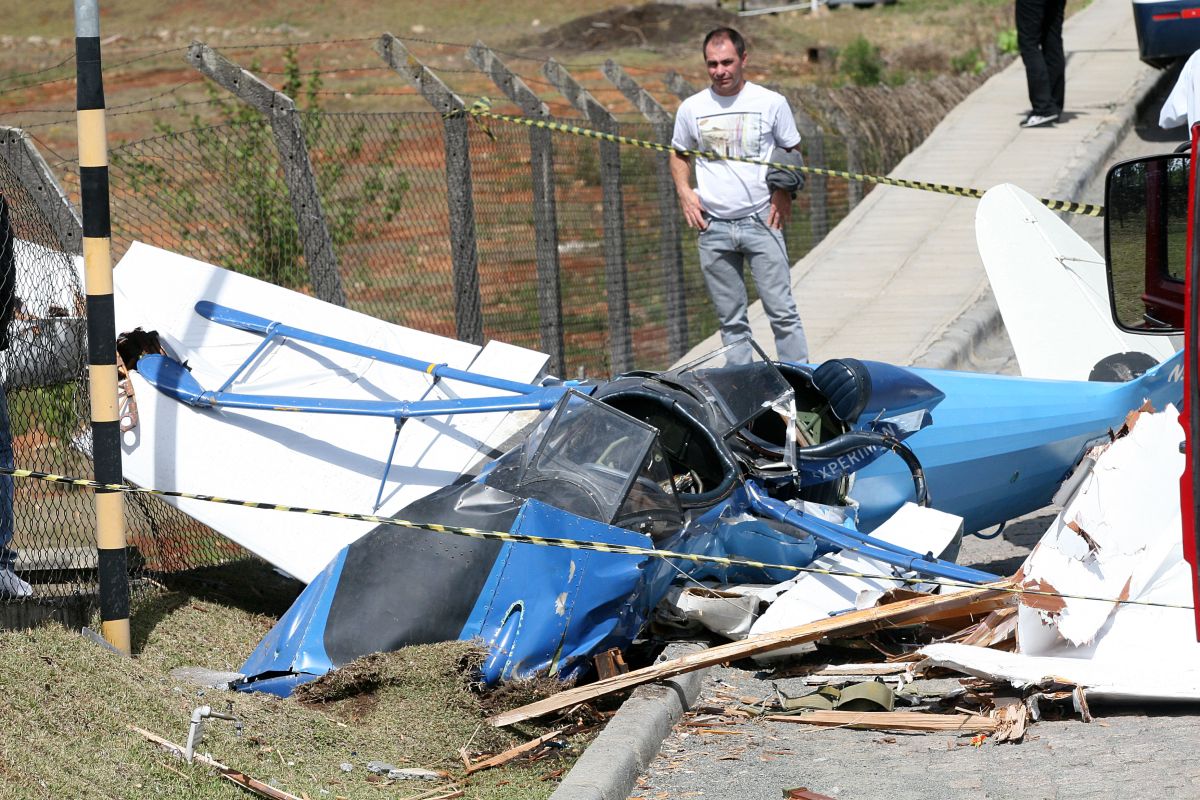 O avião caiu no pátio de uma empresa de ônibus | Aliocha Mauricio / Tribuna do Paraná