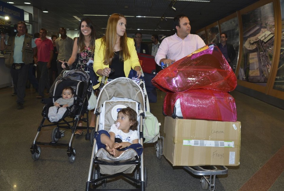 Na foto, o médico Thiago das Neves Carvalho, com a família, chega ao Brasil | Valter Campanato / Agência Brasil