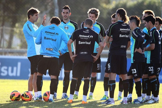 Renato Gaúcho orienta os atletas do Grêmio. Equipe enfrenta o Coxa na quinta-feira | Lucas Uebel / Grêmio FBPA