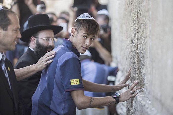 Em excursão com o Barcelona pelo Oriente Médio, Neymar visitou o Muro das Lamentações, em Jerusalém, neste domingo | Oliver Weiken / EFE