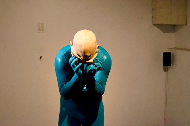 Cicciolina´s Breakfast, performance em que Henrique Saidel brincou com um molde de si mesmo |