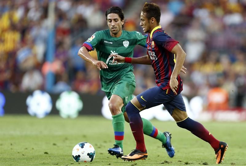Neymar recebe a marcação de Miguel Pallardó, do Levante, na partida deste domingo em Barcelona | Alejandro García / EFE