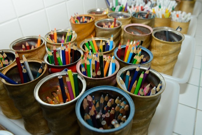 Lápis na sala de desenho: prédio conta com locais específicos para cada oficina |