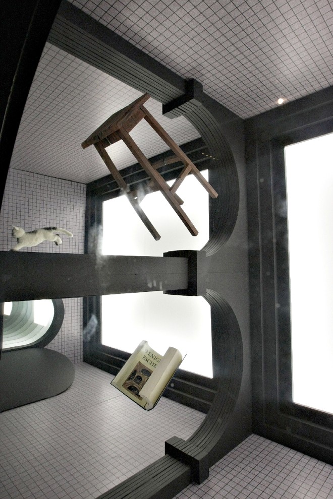 Curadoria criou instalações com efeitos óticos, característica principal do trabalho do holandês |