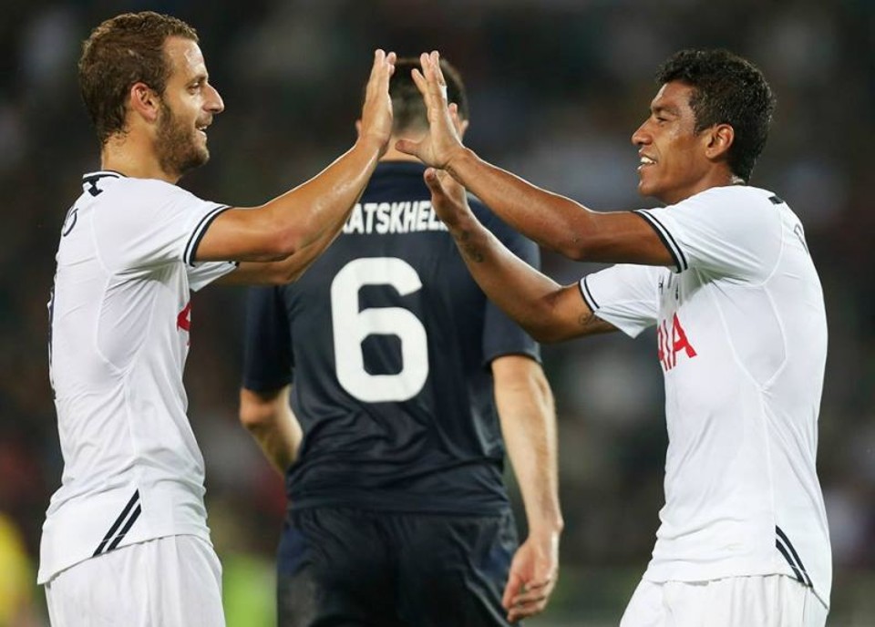Paulinho marca primeiro gol pelo Tottenham em goleada na Geórgia O atacante espanhol Soldado, autor de dois gols, comemora com o volante brasileiro Paulinho, que marcou um sobre o Dínamo Tbilisi | Reprodução Facebook Tottenham