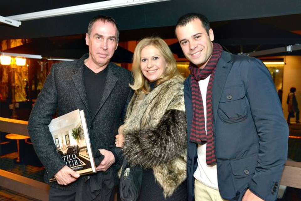 O arquiteto Ivan Wodzinsky (à esq.) com seus colegas Karen e Filipe Bender no lançamento do livro Estilo Curitiba Os 20 anos da Casa Cor Paraná. O ambiente escolhido para a capa é o Salão de Confrarias da Casa Cor de 2008, no Clube Concórdia, assinado por Ivan | Marcelo Stammer
