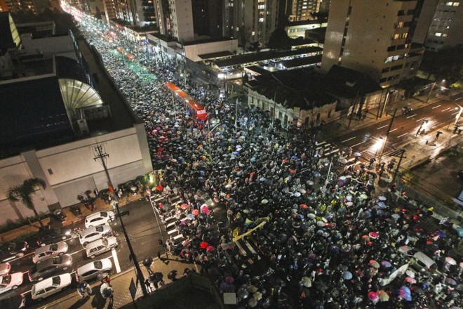 Na foto de Daniel Castellano, vemos que milhares de pessoas tomaram as ruas de Curitiba | 