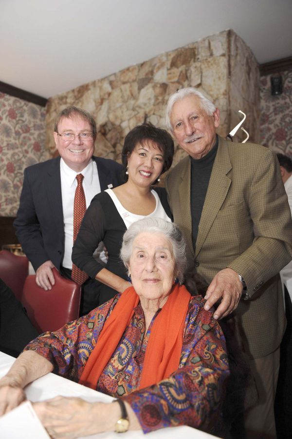 O casal Clara e Jean Paul Decock (ambos à esq.) com a jornalista Rosy de Sá Cardoso e o arquiteto Lubomir Ficinski no jantar em comemoração aos 60 anos do restaurante Ile de France | Denis Ferreira Netto