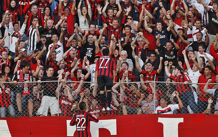 Ederson comemora com a torcida o segundo gol do Atlético diante do Goiás | Daniel Castellano / Gazeta do Povo