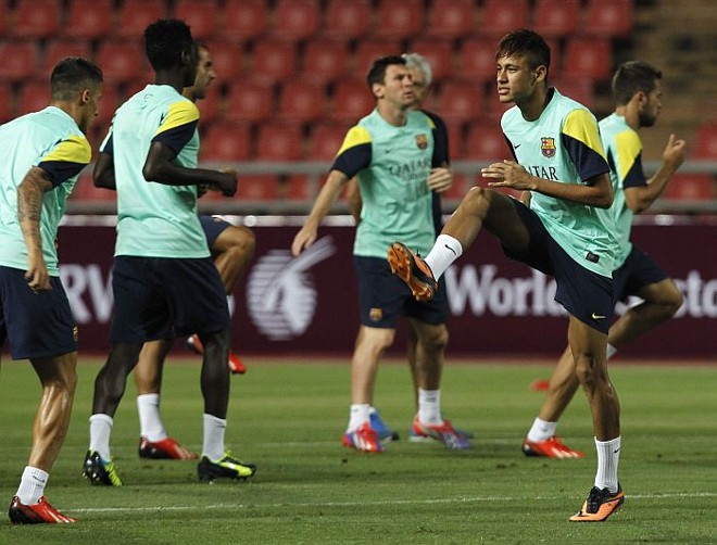 Neymar treina com o Barcelona na excursão do time pela Tailândia | Chaiwat Subprasom / Reuters