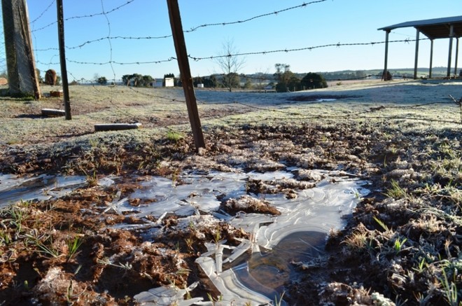Até pequenas corredeiras congelaram nos Campos Gerais. |