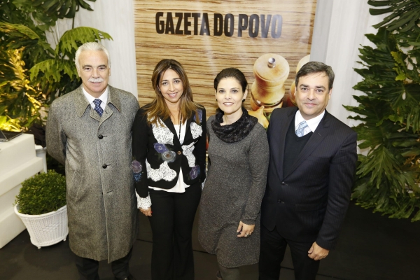 O secretário de Turismo do estado, Jackson Pitombo, e a diretora-presidente da Paraná Turismo, Juliana Vosnika (ambos à esq.), prestigiaram a abertura da feira Mundo Gastronômico, quarta-feira, no Expo Renault Barigui. Eles foram recebidos pela jornalista Andréa Sorgenfrei, gerente do Núcleo Estilo de Vida da Gazeta do Povo, e Marcelo Franco, diretor da EFEX, empresa de eventos do Grupo Positivo | Diego Pisante