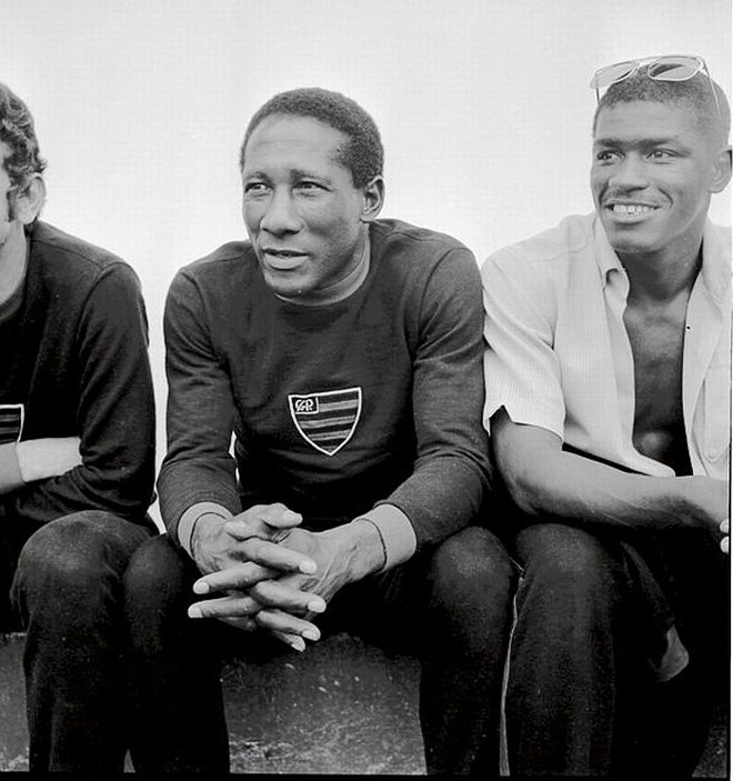 Djalma Santos com o agasalho do Atlético ao lado do jogador Benício em um de seus últimos treinos como jogador do Atlético | 