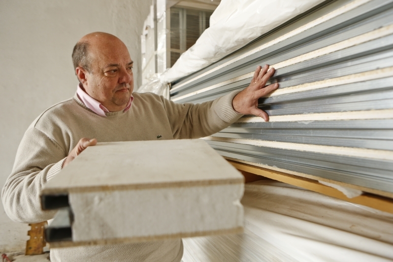 O empresário Mauro Gil Meger mostra placa do sistema: sanduíche de materiais tecnológicos permite construções limpas | Marcelo Andrade/ Gazeta do Povo