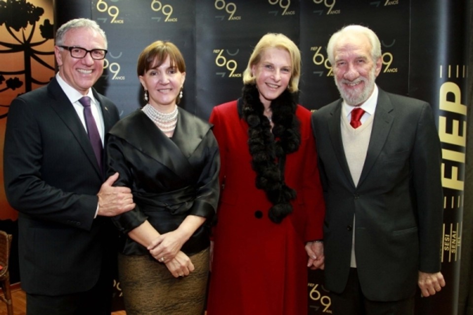 Primeiro passo O presidente da Fiep, Edson Campagnolo, e sua mulher, Sueli Roveda Campagnolo (à esq.), com o casal Maria José e Darci Piana, na cerimônia em comemoração aos 69 anos da Federação das Indústrias do Paraná. O presidente da Fecomércio foi um dos homenageados no evento | Gilson Abreu