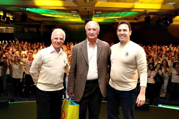 O técnico Luiz Felipe Scolari entre os presidentes do Grupo Boticário, Artur Grynbaum (à dir.), e do Conselho de Administração, Miguel Krigsner, na Convenção de Franqueados realizada ontem em Curitiba | GKG Fotografias