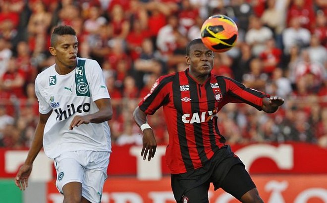 Atacante Marcelo tenta se livrar da marcação do Goiás |