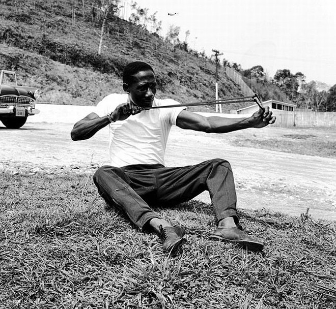 Djalma Santos brincando com um estilingue na sede campestre do Furacão, em Colombo, em um de seus últimos treinos pelo Atlético | 