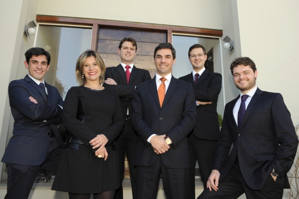 A atuante banca, integrando a Tetto, DMacedo & Mees Advogados: João Gusi, Letícia Feres Tetto, Luís Gustavo Wiggers Mees, Juliano França Tetto, Michaël Christian Duc e André Tisi | Divulgação