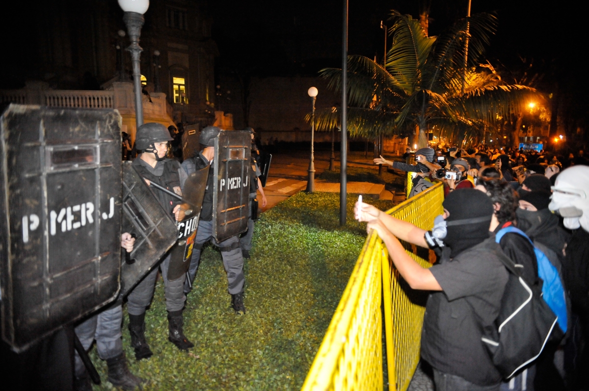 O protesto começou por volta de 19h e, em um primeiro momento, os policiais evitaram responder às agressões e provocações dos manifestantes | Agência Brasil/Fernando Frazão