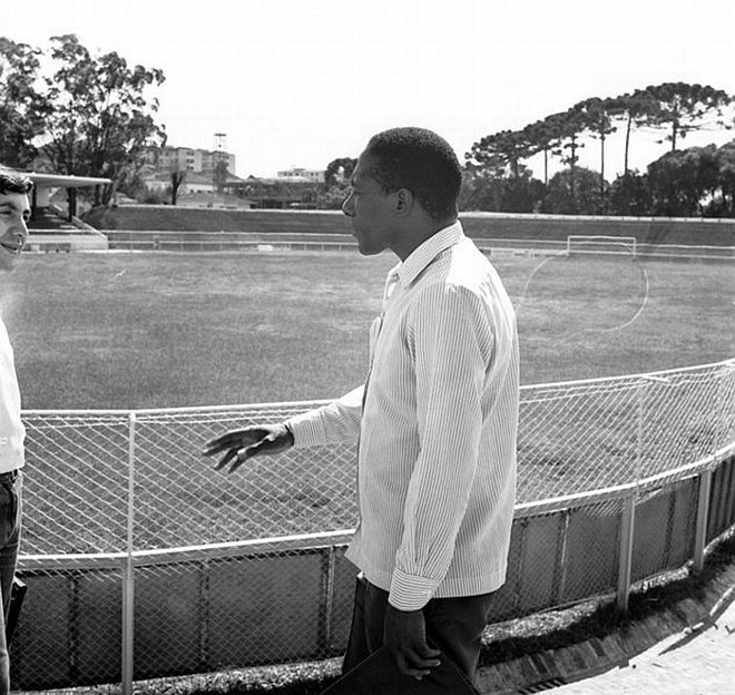 Djalma Santos com o repórter Augusto Mafuz, na Baixada, pouco antes do bicampeão mundial se despedir dos gramados | 