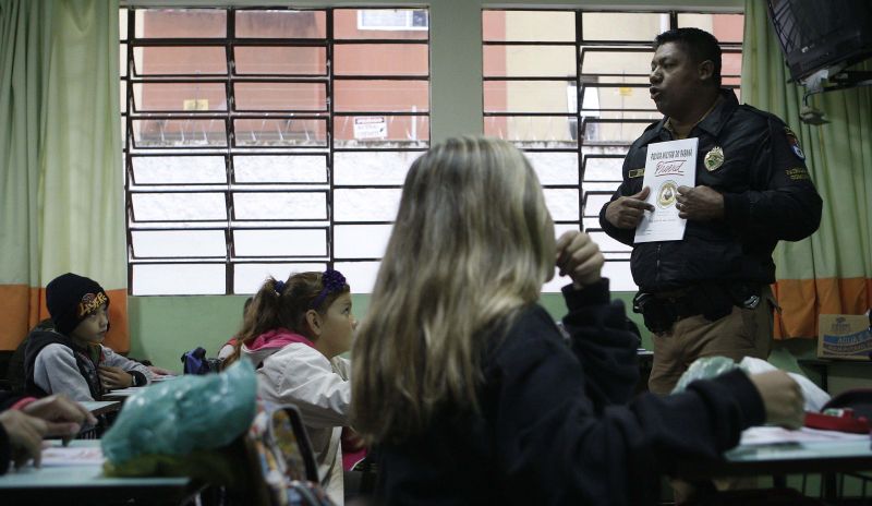 Os policiais que ministram o curso criam laços de confiança com as crianças | Jonathan Campos/Arquivo/Gazeta do Povo