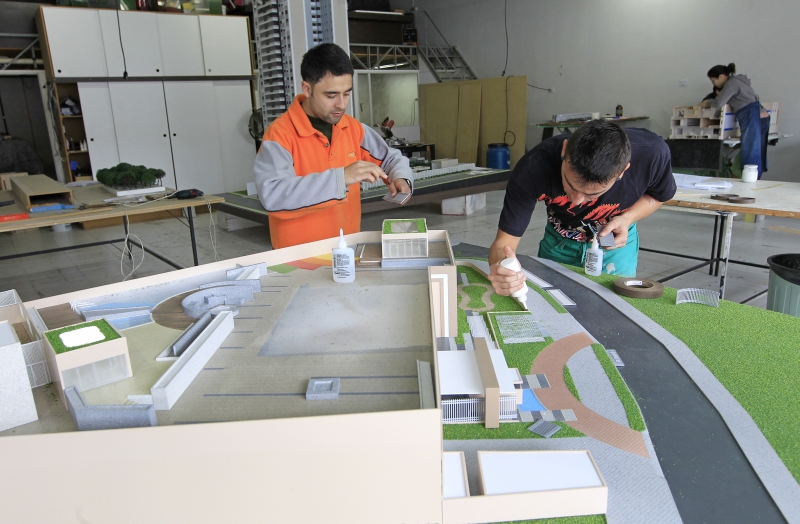 Minúcia: trabalho artesanal em cada detalhe da peça, que deve reproduzir fielmente o projeto do imóvel | Antônio More/ Gazeta do Povo