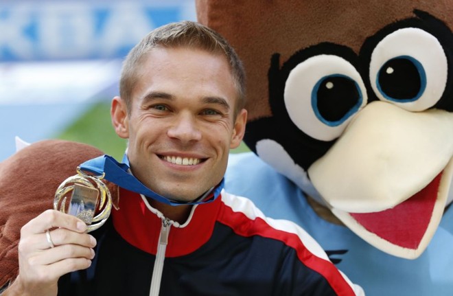 O americano Nick Symmonds com sua medalha de prata no 800m e com o mascote do Mundial na Rússia | 
