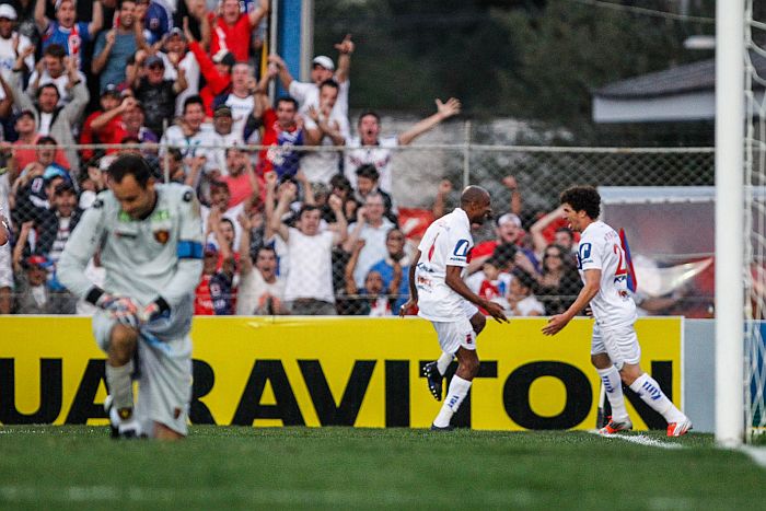 Wellington comemora com Paulinho o gol da vitória do Paraná sobre o Sport | Bruno Covello / Gazeta do Povo