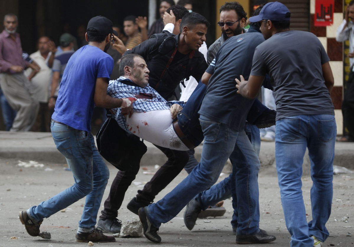 Homem é carregado por companheiros de protesto na praça Ramsés, no Cairo | Reuters/Amr Abdallah Dalsh