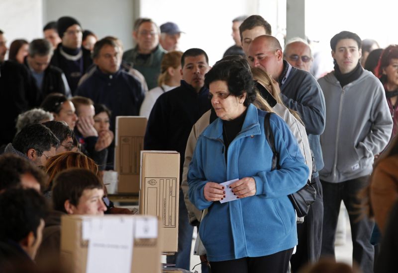Eleitores esperam na fila para votar nas eleições primárias em um posto de votação em uma escola pública de Buenos Aires | Enrique Marcarian/Reuters