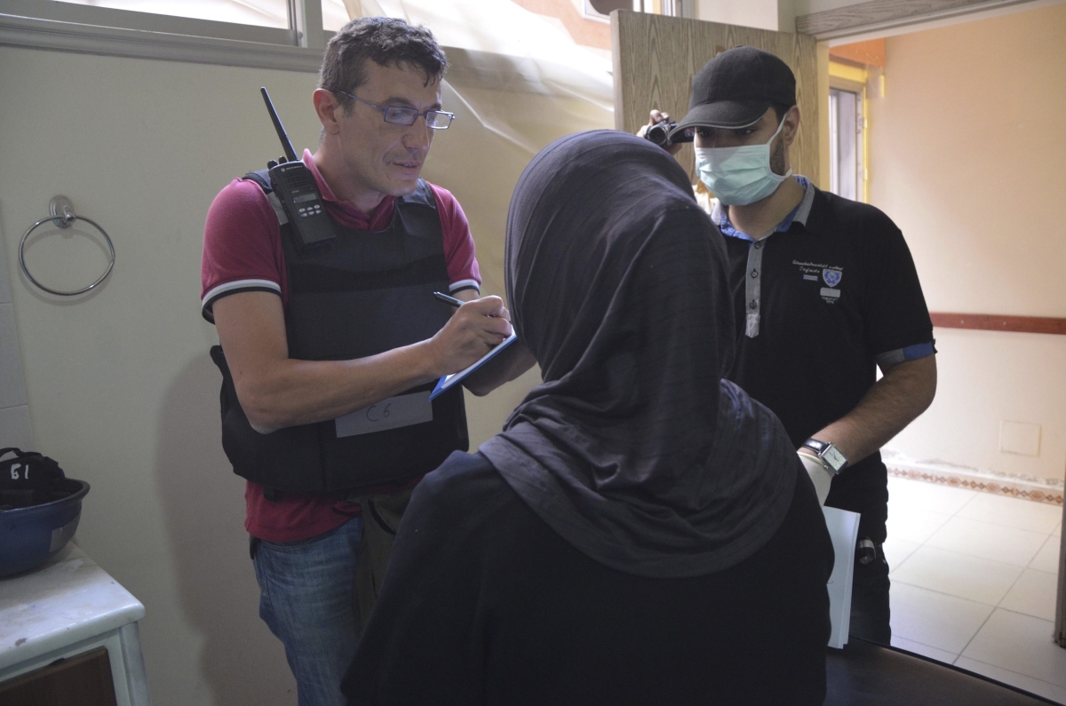 Membro da equipe da ONU que investiga o suposto ataque com armas químicas entrevista uma das pessoas que teria sido atingida | Reuters/Bassam Khabieh