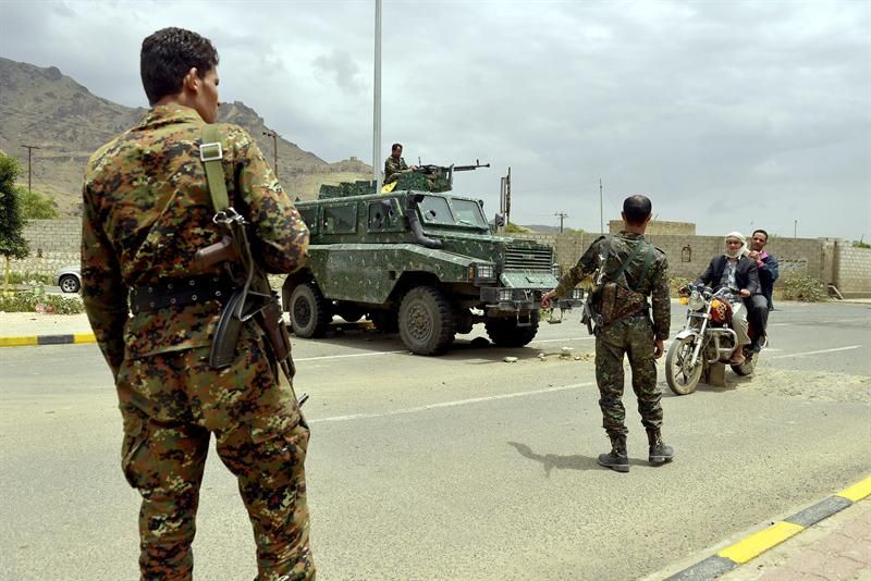 Soldados americanos bloquearam estradas que dão acesso a pelo menos 22 embaixadas ocidentais neste domingo (4), depois de uma advertência dos Estados Unidos de um possível grande ataque terrorista | EFE/EPA/YAHYA ARHAB