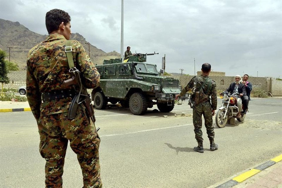 Soldados americanos bloquearam estradas que dão acesso a pelo menos 22 embaixadas ocidentais neste domingo (4), depois de uma advertência dos Estados Unidos de um possível grande ataque terrorista | EFE/EPA/YAHYA ARHAB