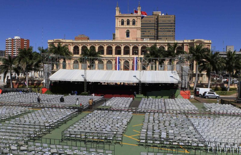 Preparativos para a posse de Horacio Cartes no Palácio Presidencial López, em Assunção | Jorge Adorno/Reuters