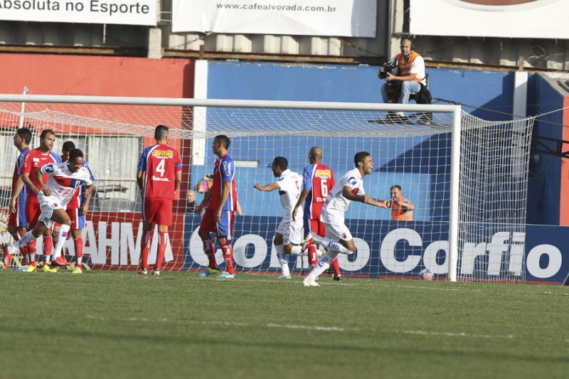 Paranistas comemoram o gol logo no início da partida | André Rodrigues / Gazeta do Povo