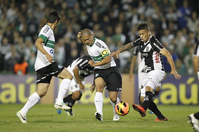 Alex marcou mais um de falta diante da Ponte Preta | 