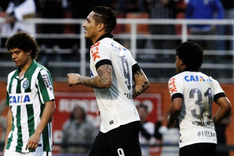 O peruano Guerrero comemora gol da vitória corintiana sobre o Coxa em pênalti inexistente | Léo Pinheiro / Futura Press / Folhapress