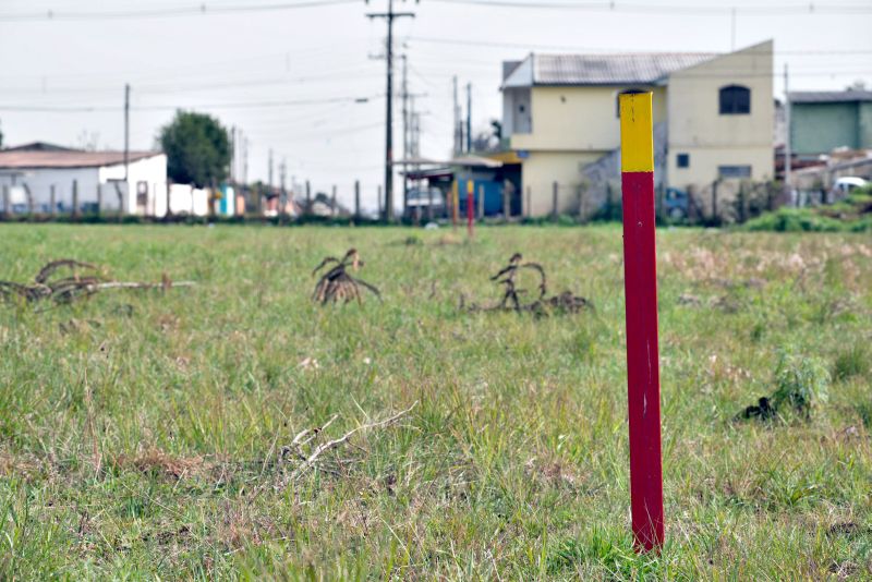 Estaca colocada pela Infraero na Vila Nova Costeira delimita a área que será desapropriada no futuro | Fotos: Henry Milleo/ Gazeta do Povo